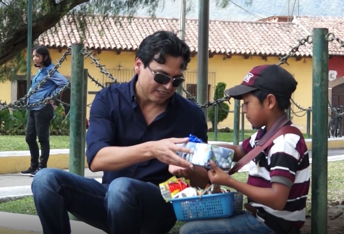 Algunas iniciativas se centraron en llevar felicidad a niños guatemaltecos. (Foto Prensa Libre: Juan Carlos Rivera)