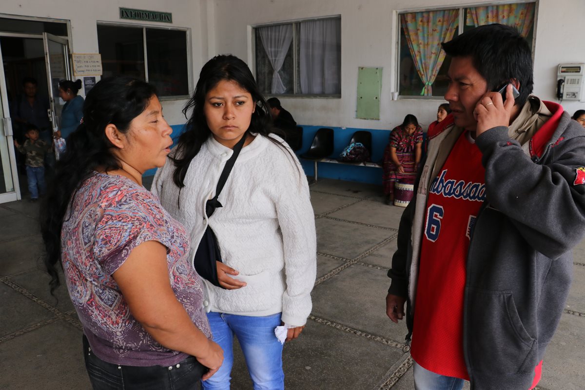 Rut Say y Néstor Silvestre aseguran que le darán apoyo a su hija, Kimberly Xiomara, para que supere la pérdida de su esposo. (Foto Prensa Libre: Víctor Chamalé)