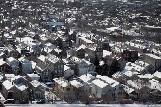La nieve y el hielo cubren los techos de las casas debido a que las temperaturas durante los últimos dos días han descendido a mínimos