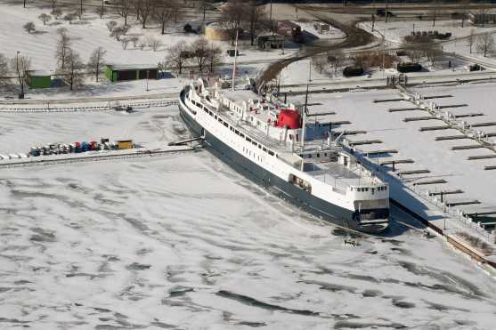 El hielo rodea un barco a lo largo de la orilla del lago Michigan, cerca del centro de la ciudad