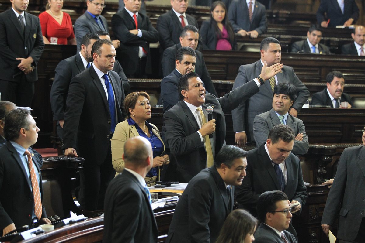Diputado Estuardo Galdámez -centro- dio gritos en la plenaria para censurar a Mario Taracena. (Foto Prensa Libre: Esbin García)