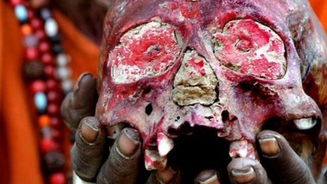 Los Aghori usan cráneos humanos para sus rituales. EPA