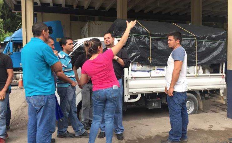 Salvadoreños varados en aduana guatemalteca. No les permiten el ingreso con ayuda para damnificados. (Foto Prensa Libre: Mario Morales)
