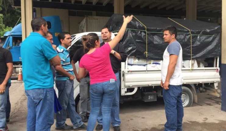 Salvadoreños varados en aduana guatemalteca. No les permiten el ingreso con ayuda para damnificados. (Foto Prensa Libre: Mario Morales)