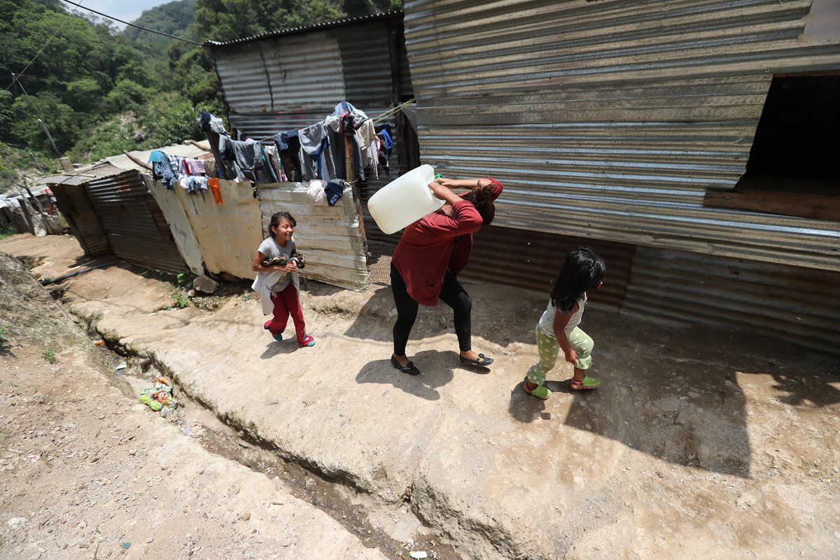 En el asentamiento, anexo a la colonia Kjell Laugerud, viven unas 85 familias que no tienen acceso a agua entubada. (Foto Prensa Libre: Érick Ávila)
