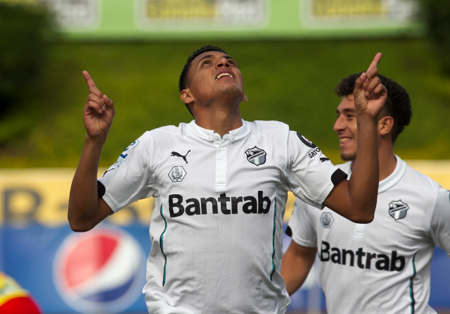 Gerson Tinoco ha sido clave para el equipo de Comunicaciones en el torneo Apertura 2016. (Foto Prensa Libre: Hemeroteca PL)