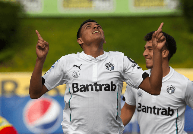 Gerson Tinoco ha sido clave para el equipo de Comunicaciones en el torneo Apertura 2016. (Foto Prensa Libre: Hemeroteca PL)