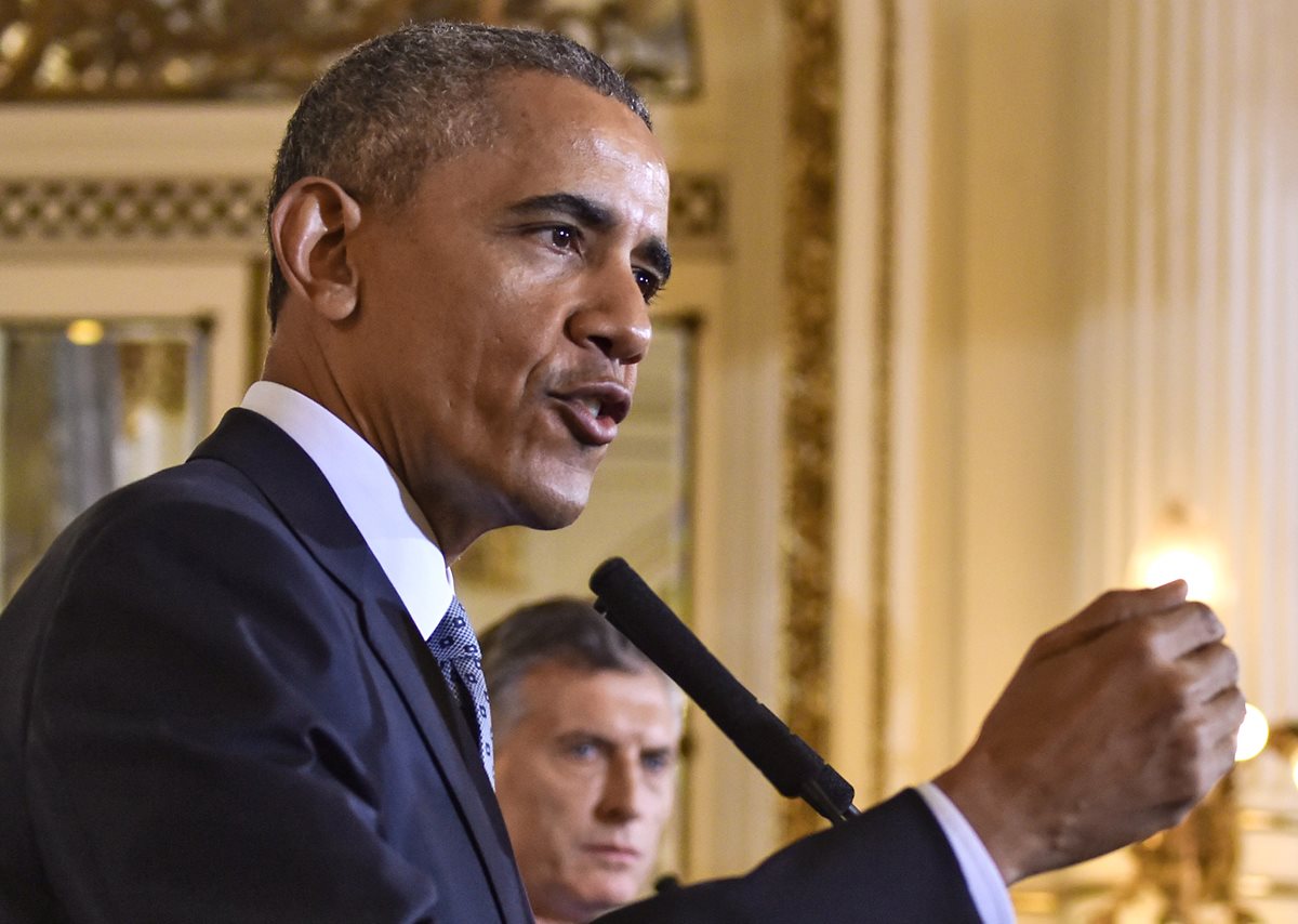 Barack Obama (izquierda), durante una conferencia de prensa con el presidente argentino (Mauricio Macri), cuando habló de terrorismo. (Foto Prensa Libre: AFP).