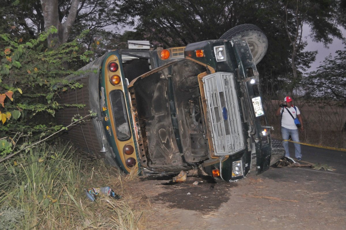 Autobús de transportes Santa Elena placas C-514BFP volcó en la carretera. (Foto Prensa Libre: Alexánder Coyoy)