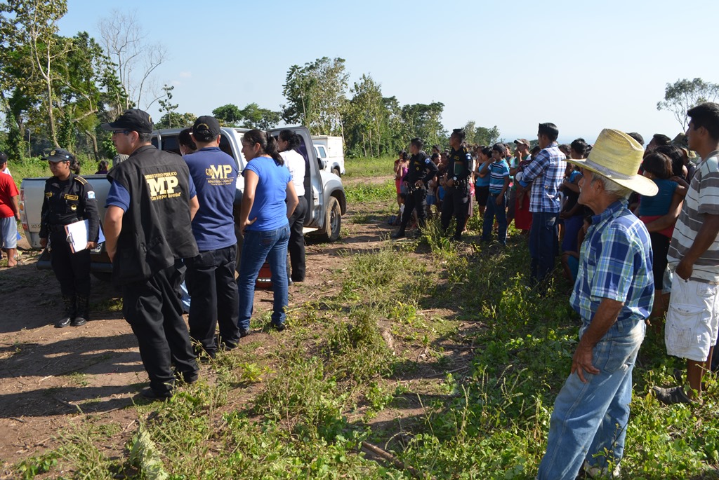 Investigadores y pobladores observan el área donde cayó sin vida Gómez en el interior de una propiedad privada. (Foto Prensa Libre: Jorge Tizol).