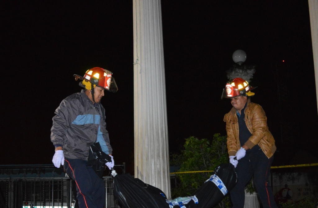 Socorristas trasladan a la morgue el cadáver de un hombre que localizado en la cabecera de Totonicapán. (Foto Prensa Libre: Édgar Domínguez).