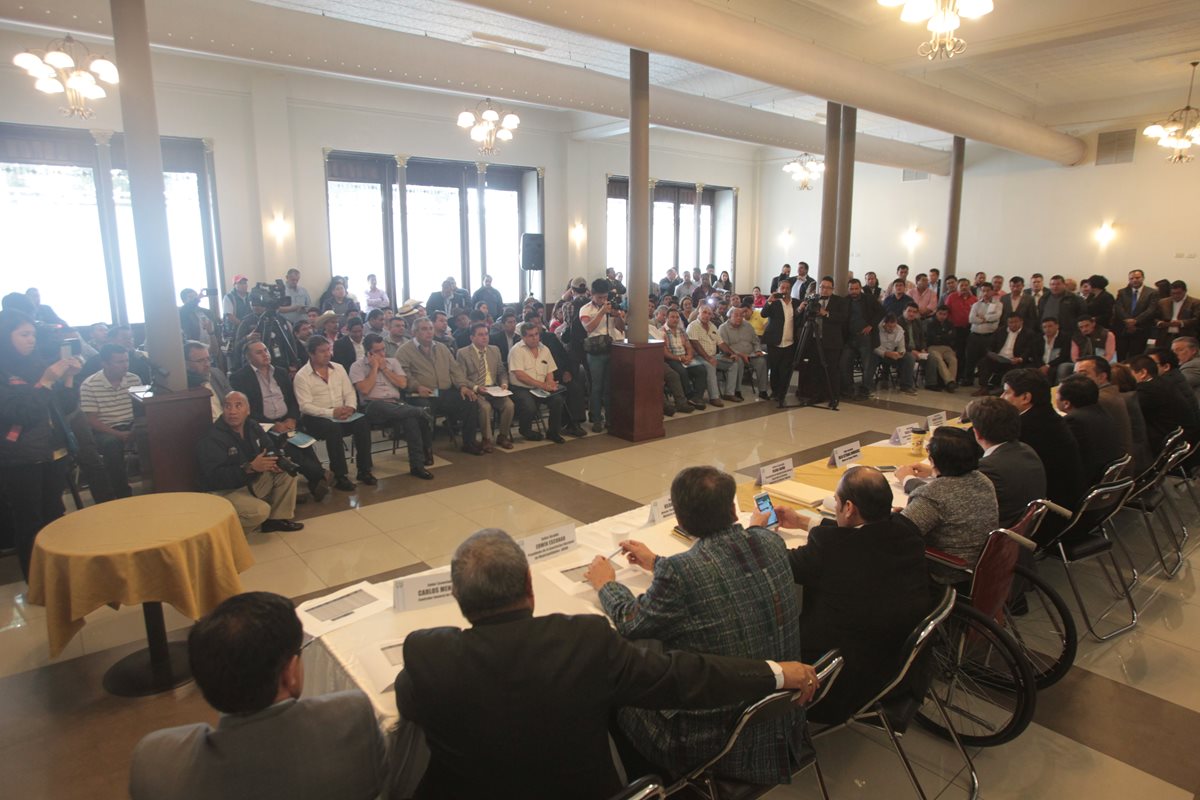 La Comisión de Finanzas del Congreso presenta, en el salón Larrazábal, una propuesta de normas presupuestarias que le quita el poder financiero a los Cocodes y se lo da a los alcaldes. (Foto Prensa Libre: Erick Avila)