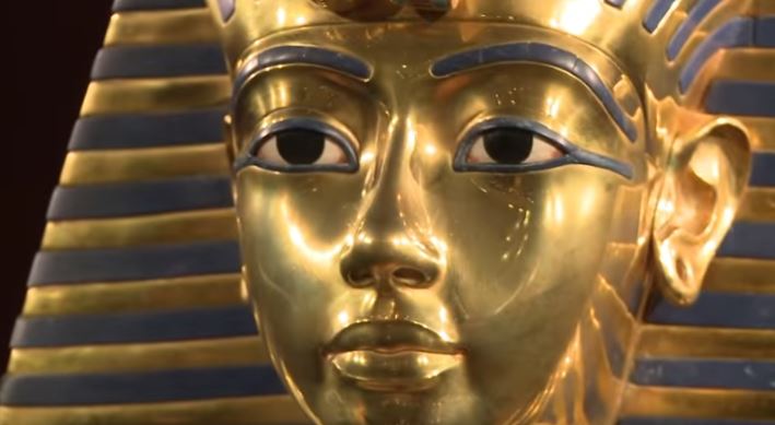 Tutankamón, fallecido a los 19 años, en el siglo XIV antes de Cristo, es uno de los faraones más conocidos del Antiguo Egipto. (Foto Prensa Libre: AFP).