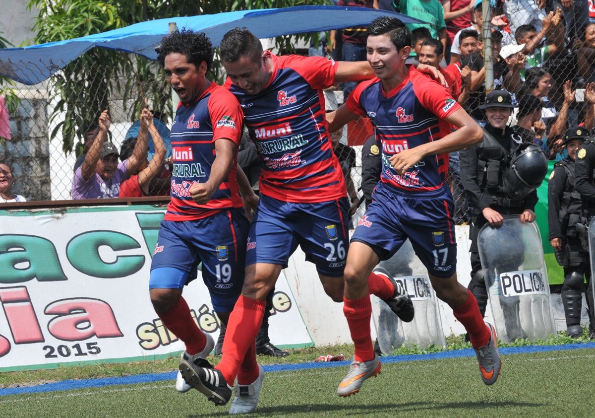 Así celebraron los jugadores de Malacateco. (Foto Prensa Libre: Alexander Coyoy)