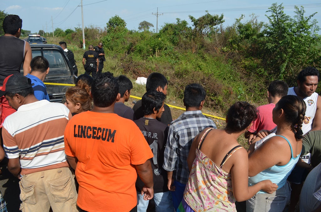 Curiosos permanecen en el lugar del accidente en el km 222 de la ruta hacia Champerico. (Foto Prensa Libre: Jorge Tizol).
