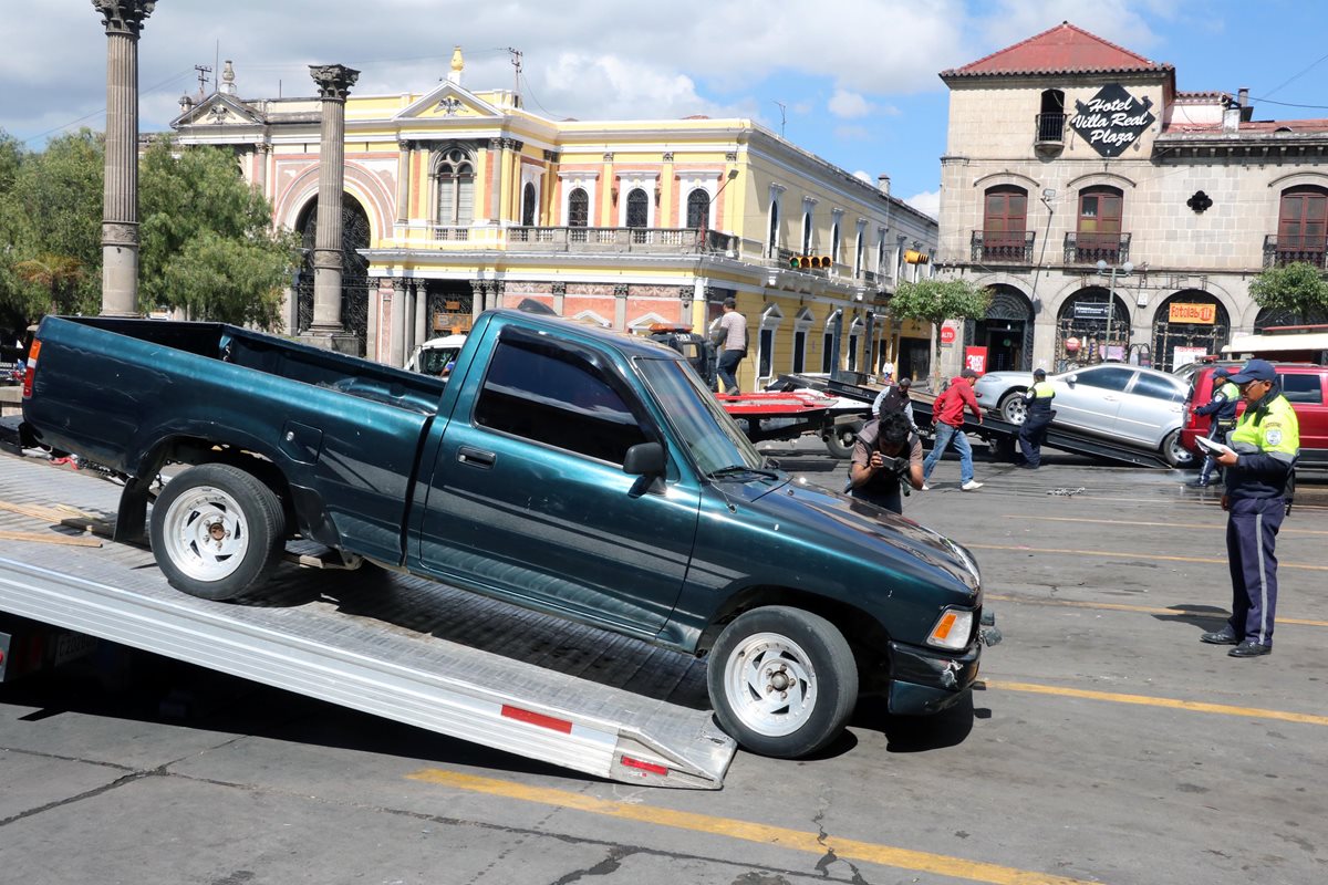 Uno de los vehículos que fue trasladado al predio de la PMT por haber sido estacionado en un lugar prohibido. (Foto Prensa Libre: Carlos Ventura).