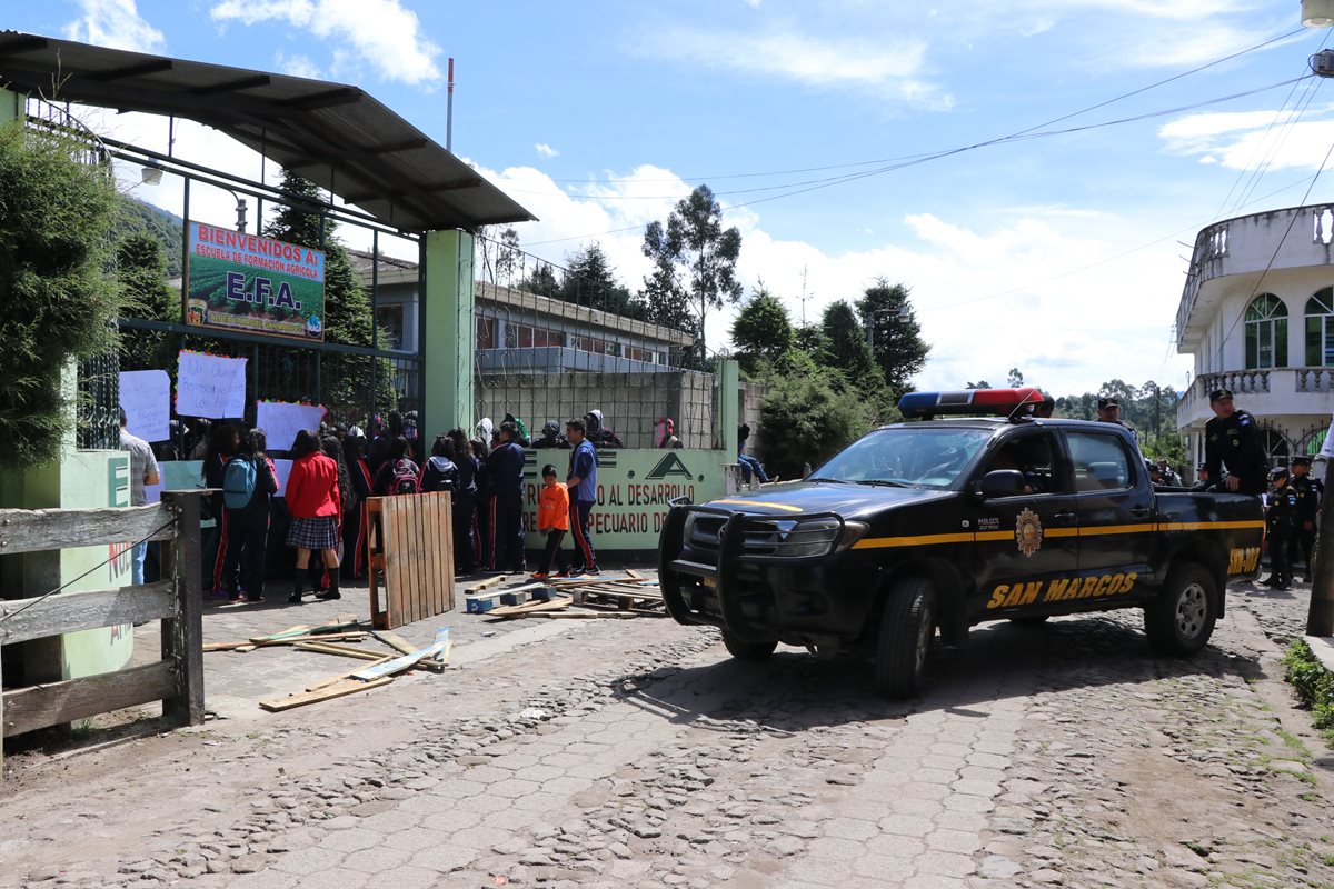 Agentes de la PNC llegan al establecimiento educativo para evitar que la situación se salga de control. (Foto Prensa Libre: Whitmer Barrera)
