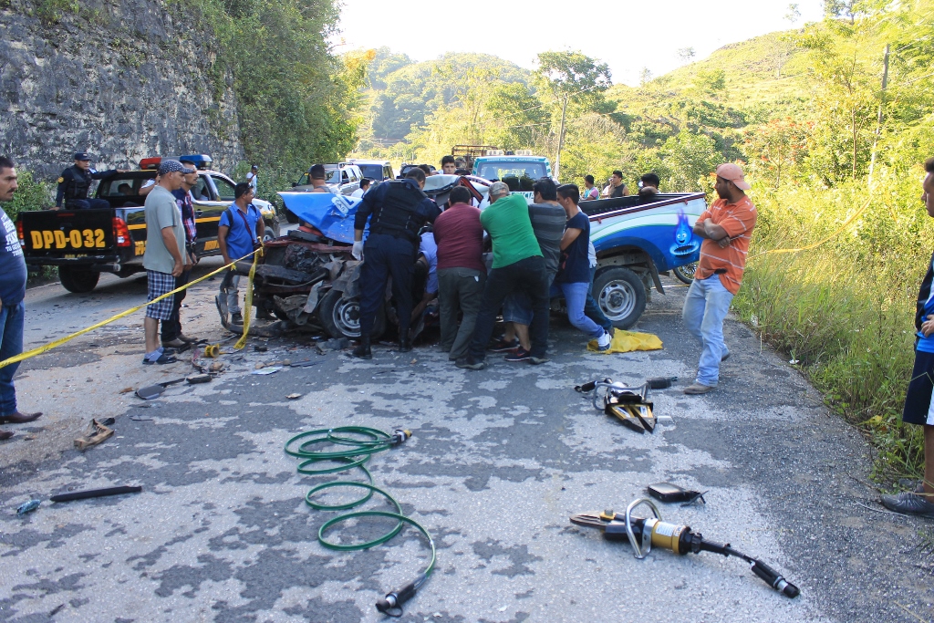 Socorristas y vecinos rescatan el cadáver de Héctor Yaxcal que quedó atrapado en el vehículo. (Foto Prensa Libre: Walfredo Obando)