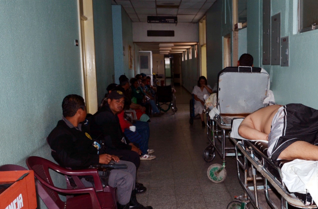 Uno de los reclusos heridos durante riña en la cárcel de Cantel es atendido en el HRO. (Foto Prensa Libre: Carlos Ventura)
