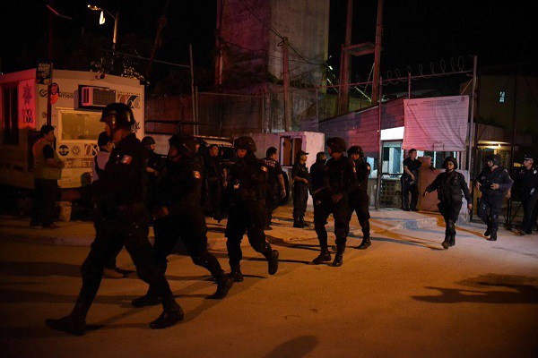 Fuerza policial se moviliza en Cancún par dar con el paradero de los reos fugados. (Foto Prensa Libre: @VertienteGloba1).