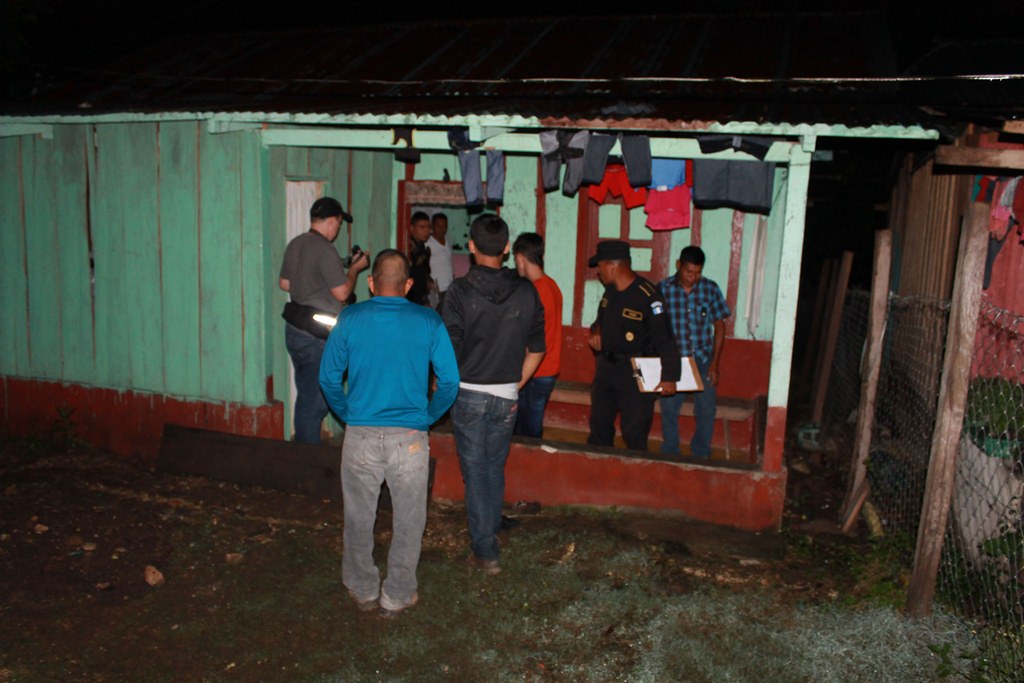 Vivienda donde ocurrió el crimen en Dolores, Petén. (Foto Prensa Libre: Walfredo Obando).