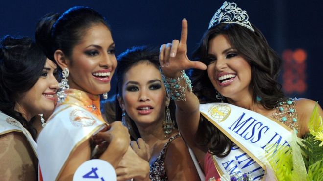 Hannelly Quintero (dcha.) se encuentra entre las reinas de la belleza que realizaron acusaciones. (Foto Prensa Libre:GETTY IMAGES)