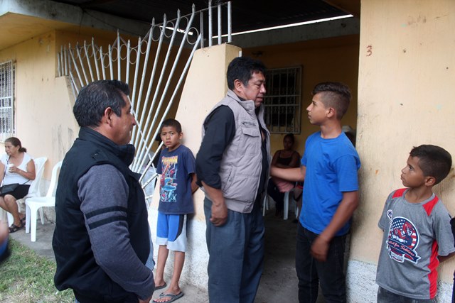 Luis Rodolfo Muj y Amílcar Quicibal llegan a la casa de José Migdael Zeceña para dar el pésame por el fallecimiento del ciclista. (Foto Prensa Libre: Hugo Oliva)