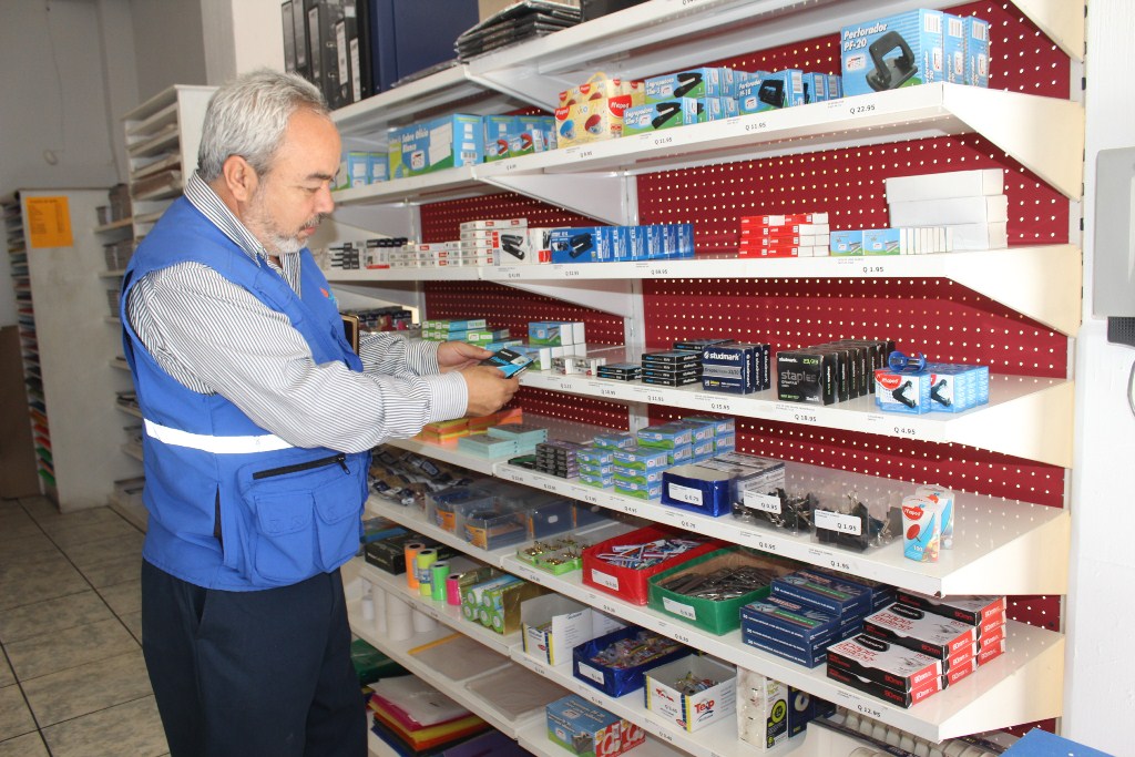 Darío Flores, delegado de la PDH, inspecciona precios en una librería en Jutiapa. (Foto Prensa Libre: Óscar González).