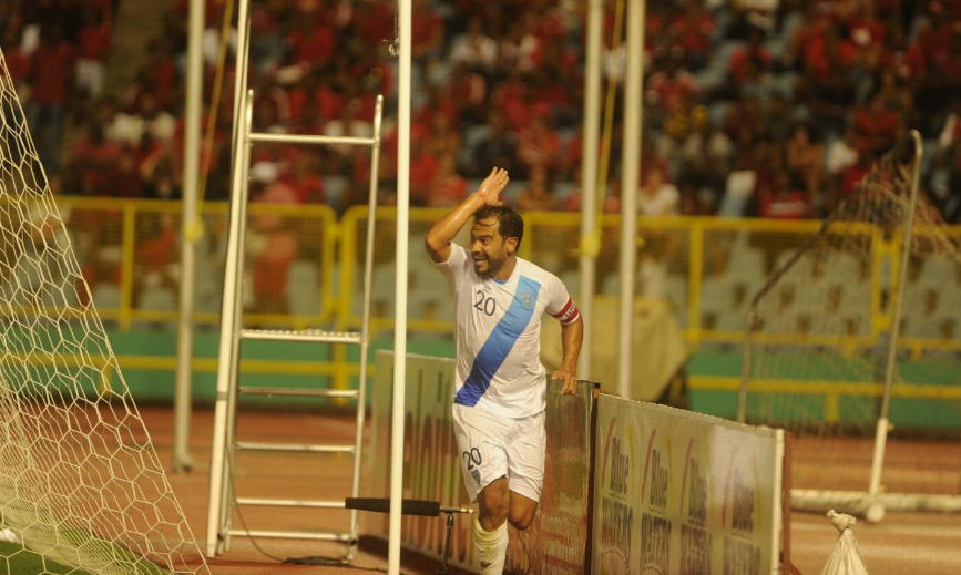Carlos Ruiz celebra su gol 62 con la Selección y el quinto frente a Trinidad y Tobago. (Foto Prensa Libre: Edwin Fajardo)