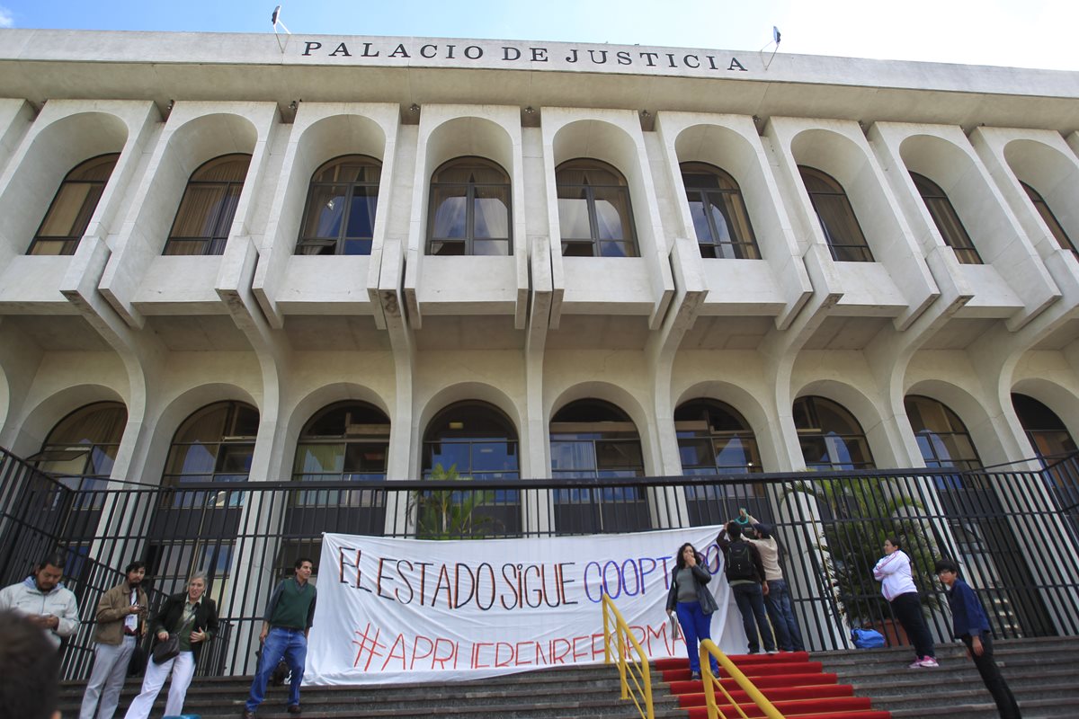 Ciudadanos exigen la renuncia de Blanca Stalling y la depuración en el OJ. (Foto Prensa Libre: Carlos Hernández)