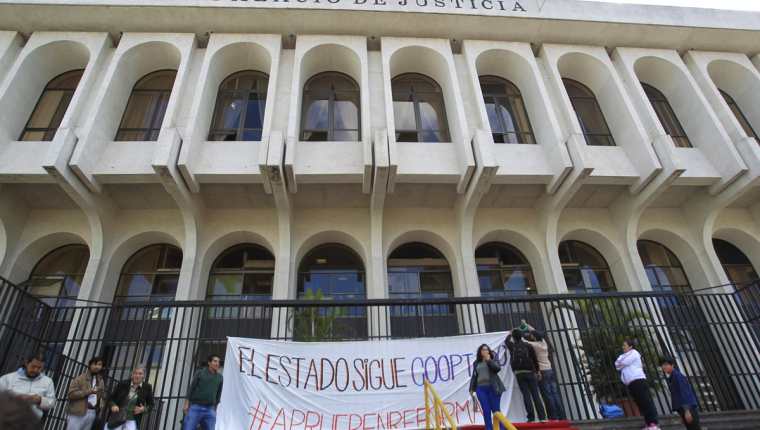 Ciudadanos exigen la renuncia de Blanca Stalling y la depuración en el OJ. (Foto Prensa Libre: Carlos Hernández)