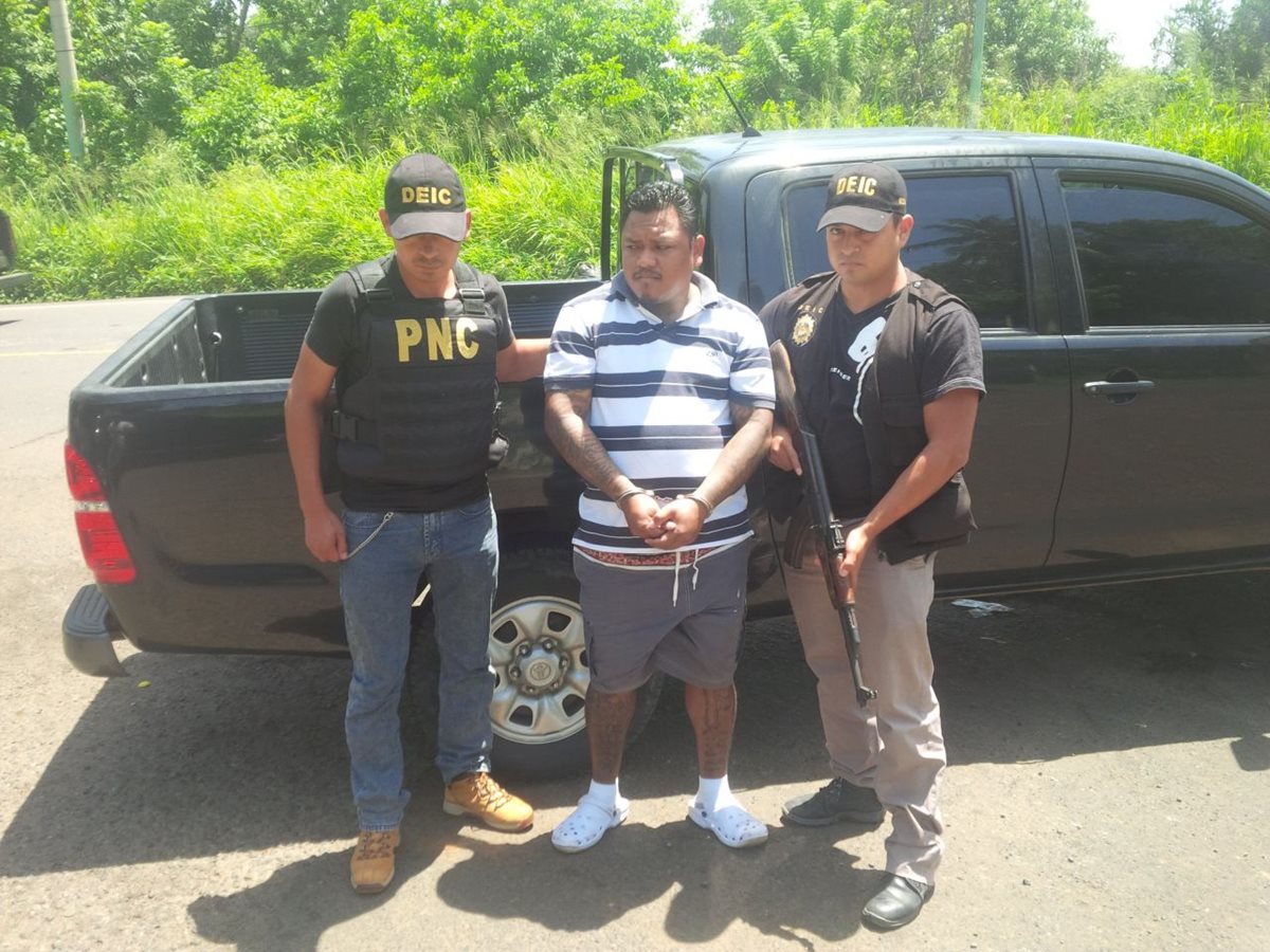 Francisco Javier García González es custodiado por agentes de la PNC en Chiquimulilla, Santa Rosa. (Foto Prensa Libre: PNC)