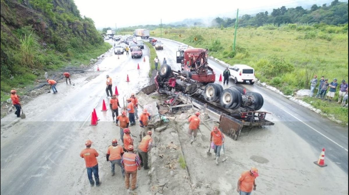 Se detiene momentáneamente el tránsito hacia oriente en el km 34.5 de la carretera a El Salvador (ruta CA-1 Oriente) por maniobras de grúa para retirar vehículo involucrado en percance vial. (Foto Prensa Libre: Cortesía Provial)