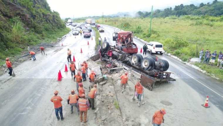 Se detiene momentáneamente el tránsito hacia oriente en el km 34.5 de la carretera a El Salvador (ruta CA-1 Oriente) por maniobras de grúa para retirar vehículo involucrado en percance vial. (Foto Prensa Libre: Cortesía Provial)