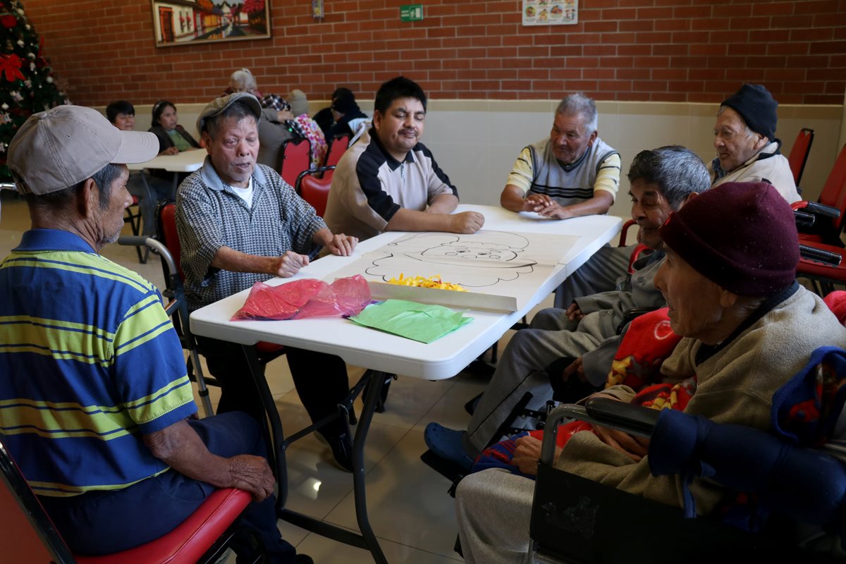 Un grupo de adultos mayores residentes del hogar Amparo de San José participa en una sesión de terapia ocupacional. (Foto Prensa Libre: Mike Castillo).