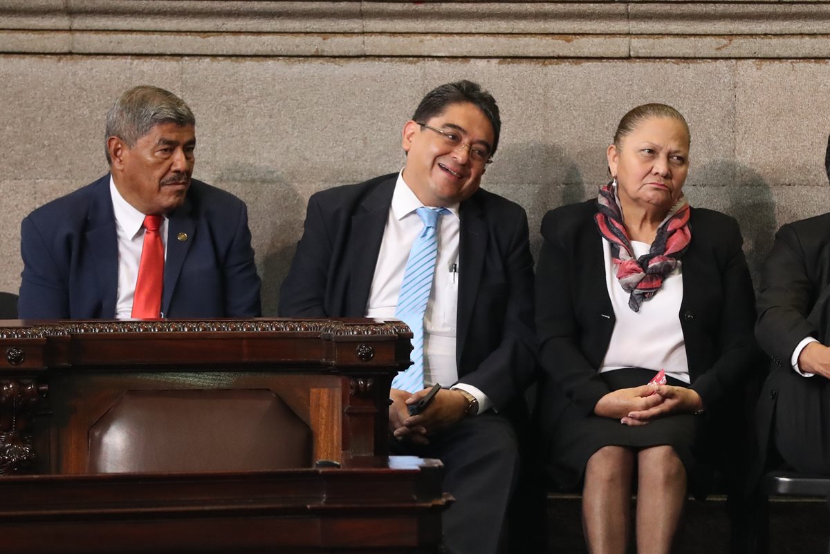 Jordán Rodas, procurador de los derechos humanos (centro) sonríe al ser mencionado de último por la junta directiva del Congreso y ser abucheado por algunos diputados. (Foto Prensa Libre: Esbin García)