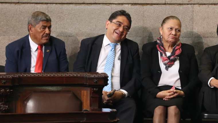 Jordán Rodas, procurador de los derechos humanos (centro) sonríe al ser mencionado de último por la junta directiva del Congreso y ser abucheado por algunos diputados. (Foto Prensa Libre: Esbin García)