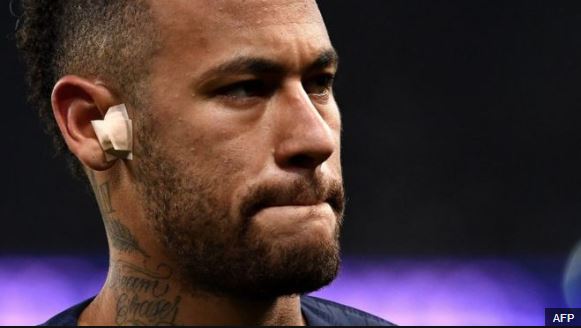 Neymar no pudo evitar las lágrimas por el dolor que sentía tras salir del campo. AFP