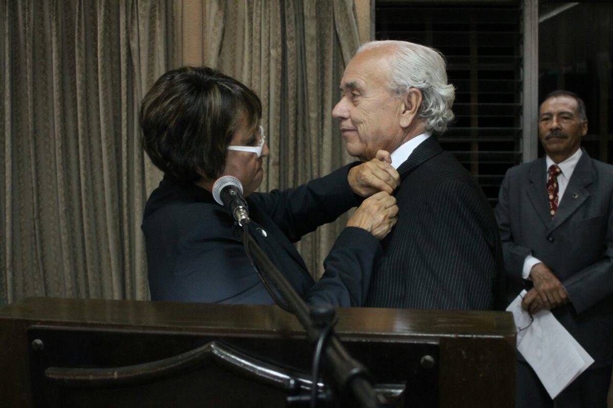 Ileana Alamilla, presidenta de la APG, impone la distinción al periodista Mario Antonio Sandoval. (Foto Prensa Libre: Edwin Bercián)