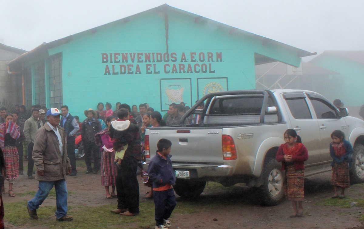 Pobladores de Uspantán, Quiché, se reúnen luego del hallazgo de los cadáveres de una mujer y su nieto. (Foto Prensa Libre: Óscar Figueroa)