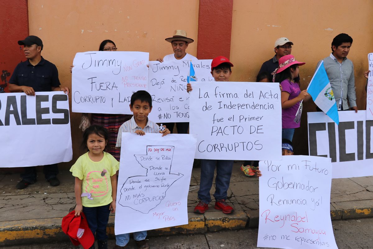 Pancartas que portaron estudiantes y adultos durante el desfile cívico en Quiché.(Foto Prensa Libre: Héctor Cordero)