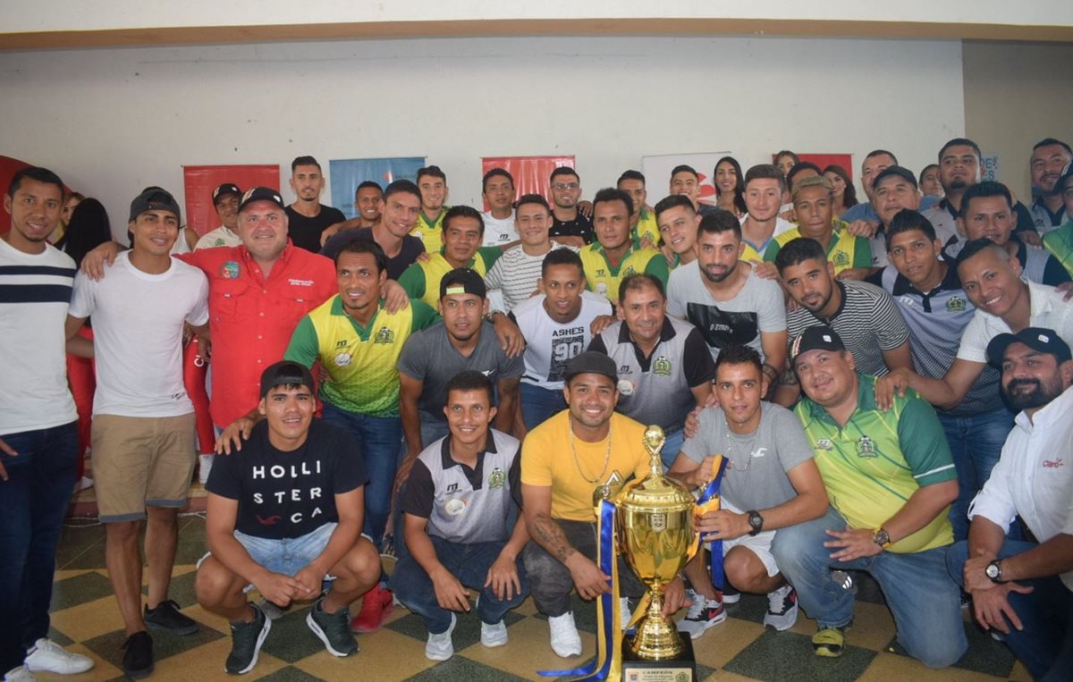 Los jugadores de Guastatoya sonríen con el trofeo de campeones del Clausura 2018, luego de su celebración privada. (Foto Prensa Libre: Cortesía Guastatoya)