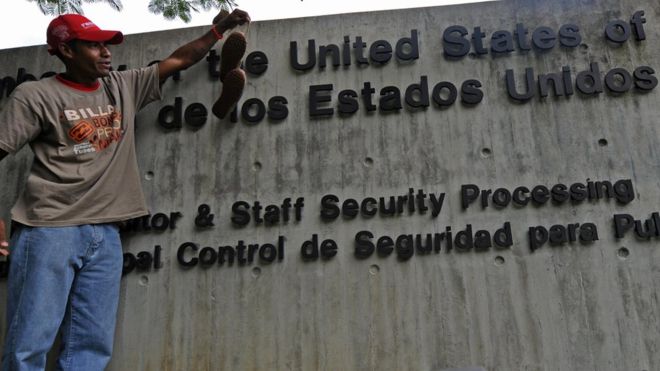 El secretario de Estado de EE.UU., Mike Pompeo, dijo que el personal diplomático permanecerá en Venezuela. AFP