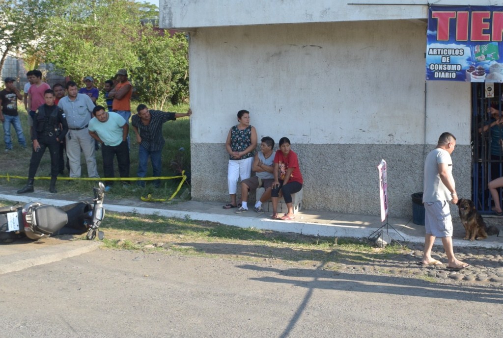 Curiosos observan el lugar donde ocurrió el ataque en la zona 3 de la cabecera de Escuintla. (Foto Prensa Libre: Enrique Paredes).