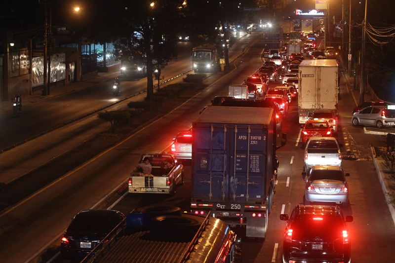 Transporte pesado circula por la calzada Aguilar Batres, zona 11. (Foto Prensa Libre: Álvaro Interiano)