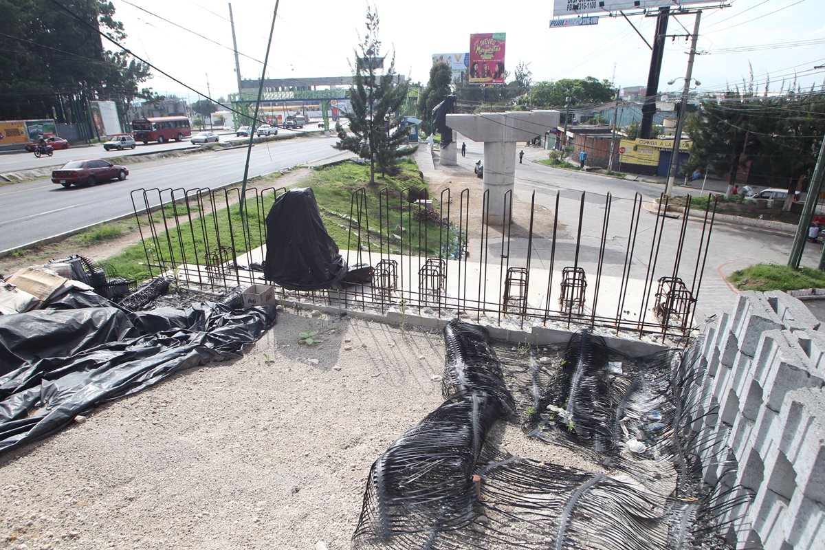 Algunas bases y restos de hierros fue lo que quedó del paso a desnivel en el Km 14 de la calzada Roosevelt que en su momento, las autoridades ofrecieron como el proyecto más grande después del desnivel de Tecún Umán. (Foto Prensa Libre: Érick Ávila)