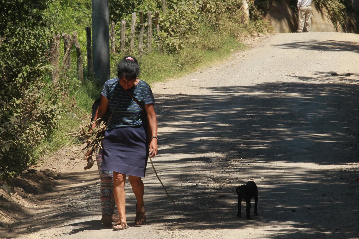 Una señora y su hija regresan a casa, luego de cortar leña para cocinar, en el caserío Jaguey, Canalitos, zona 24. (Foto Prensa Libre: Estuardo Paredes)