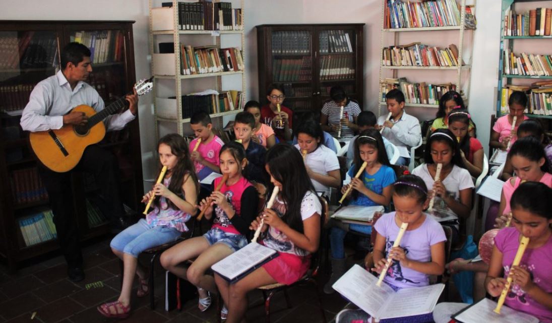 Ministerio de Educación publicó la nueva organización de las áreas curriculares para el ciclo básico que incluye un curso de educación y expresión artística en lugar de música. (Foto Prensa Libre: Hemeroteca)