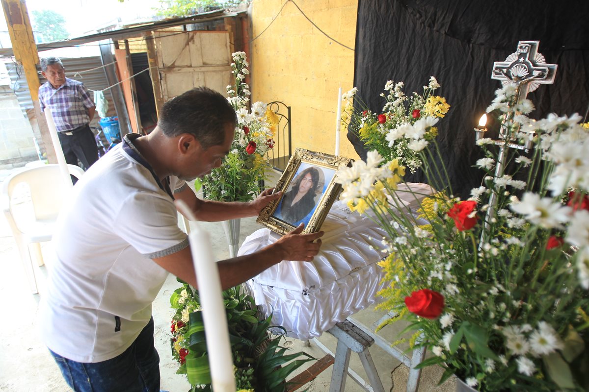 Samuel morales, quien cavó varios días hasta encontrar los restos de sus tres hijos y esposa, vela en su casa luego de la identificación oficial.(Foto Prensa Libre: Erick Ávila)