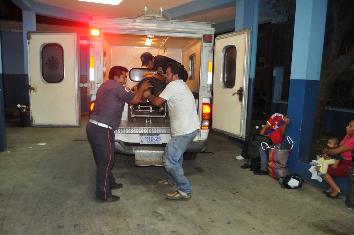 Una de las personas heridas durante un ataque armado en Pajapita, San Marcos es trasladada a un centro asistencial. (Foto Prensa Libre)